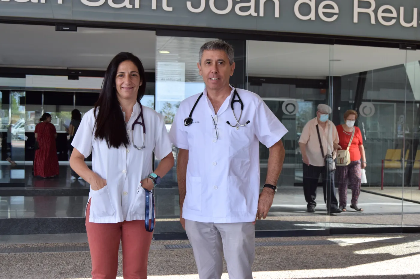 Dra. Sandra Parra, metgessa del Servei de Medicina Interna de l'Hospital i investigadora de l'estudi i Dr. Antoni Castro, director del Servei de Medicina Interna del centre i responsable del GRAIIT