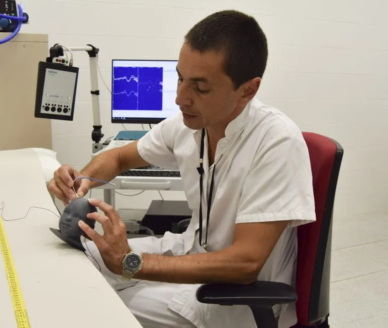 Vicenç Pascual, neurofisiòleg clínic de l’Hospital Sant Joan de Reus, provant l’elèctrode per a nounats.