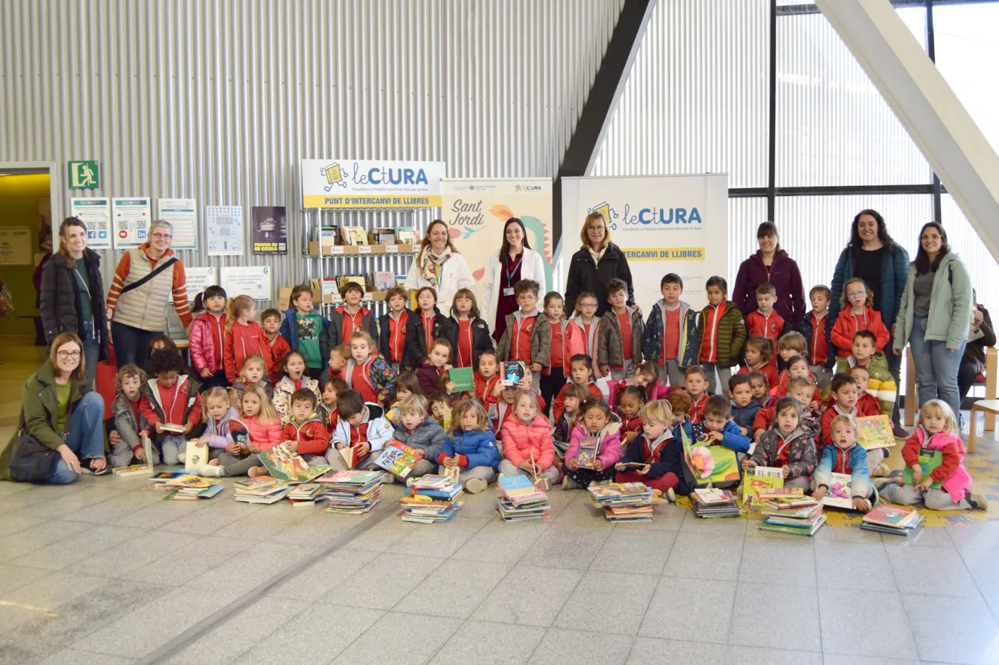 Nens i nenes de l'Escola Santa Anna de Castellvell del Camp visiten l'Hospital amb motiu de la Diada de Sant Jordi
