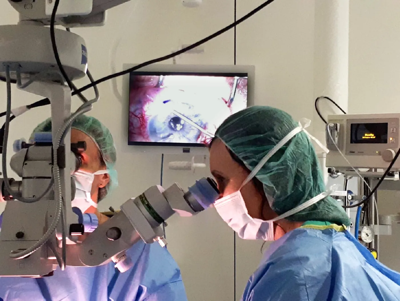 Durant una cirugia al Servei d'Oftalmologia de l'Hospital Universitari Sant Joan de Reus
