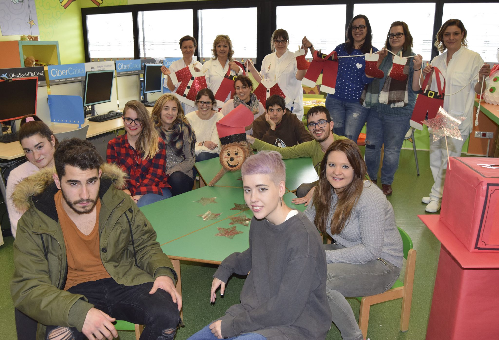 Alumnes de l'INS Domènech i Montaner decoren l’àrea de pediatria del centre