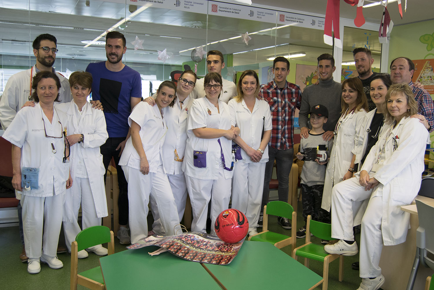 Jugadors del Reus de futbol visiten l'Hospital Universitari Sant Joan de Reus.