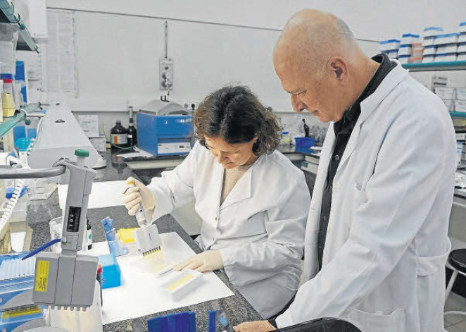 Imatge d'un dels laboratoris de la Facultat de Medicina de Reus. FOTO: ALFREDO GONZÁLEZ
