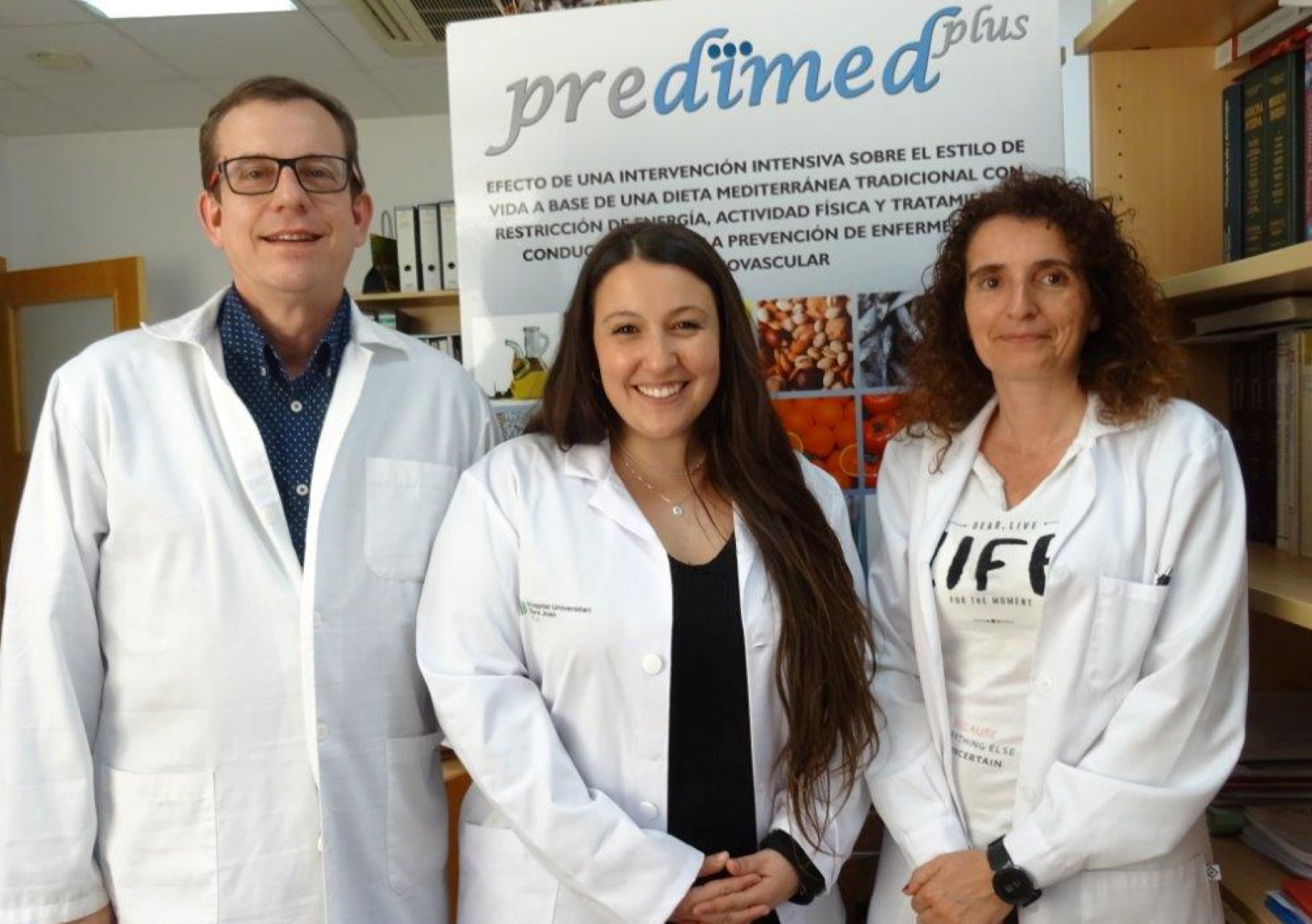 La investigadora predoctoral Lucia Camacho, -al centre- amb la investigadora Mònica Bulló que ha liderat la recerca i el catedràtic Jordi Salas-Salvadó.