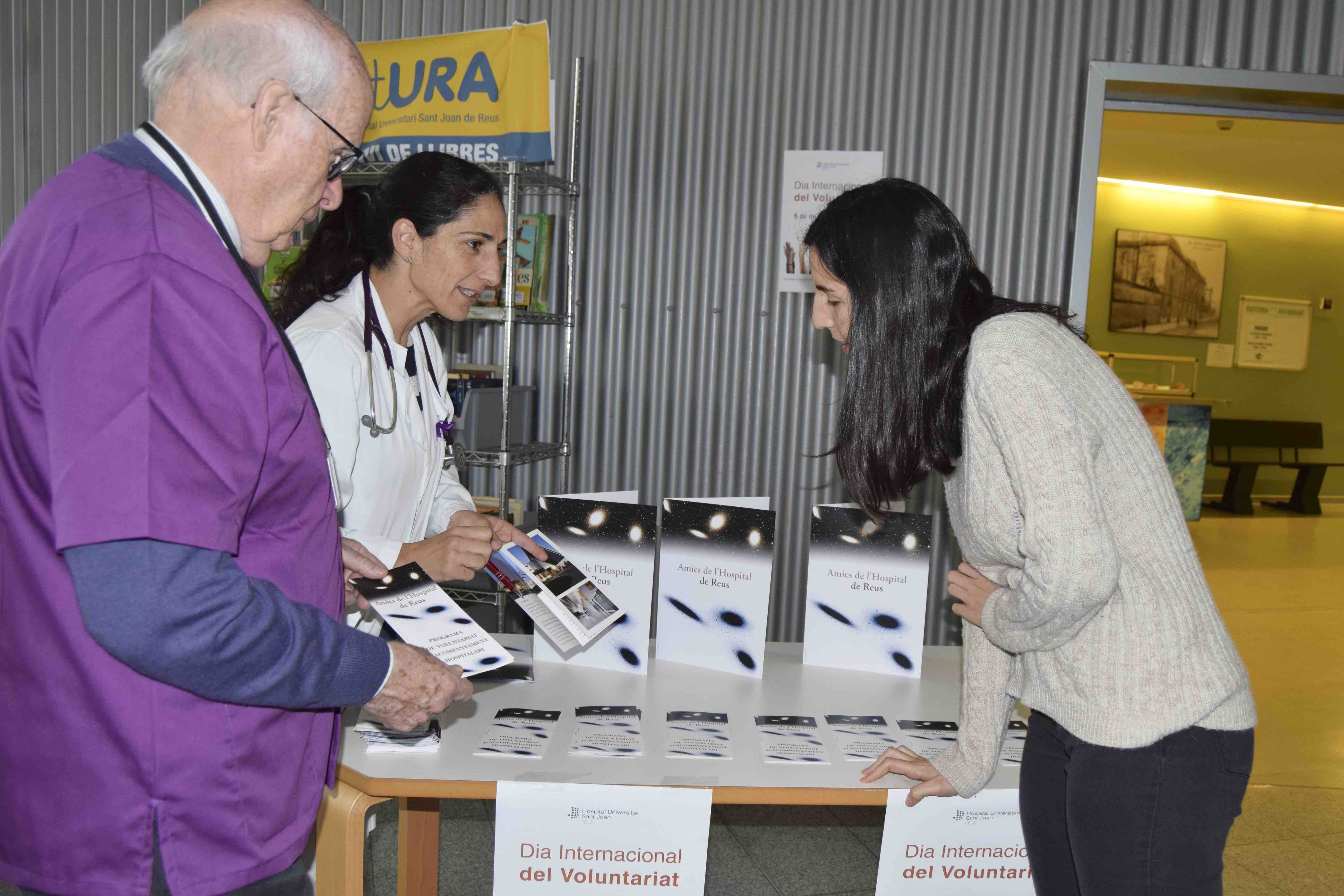 Taula informativa de l'Associació Amics de l'Hospital a la rambla del centre