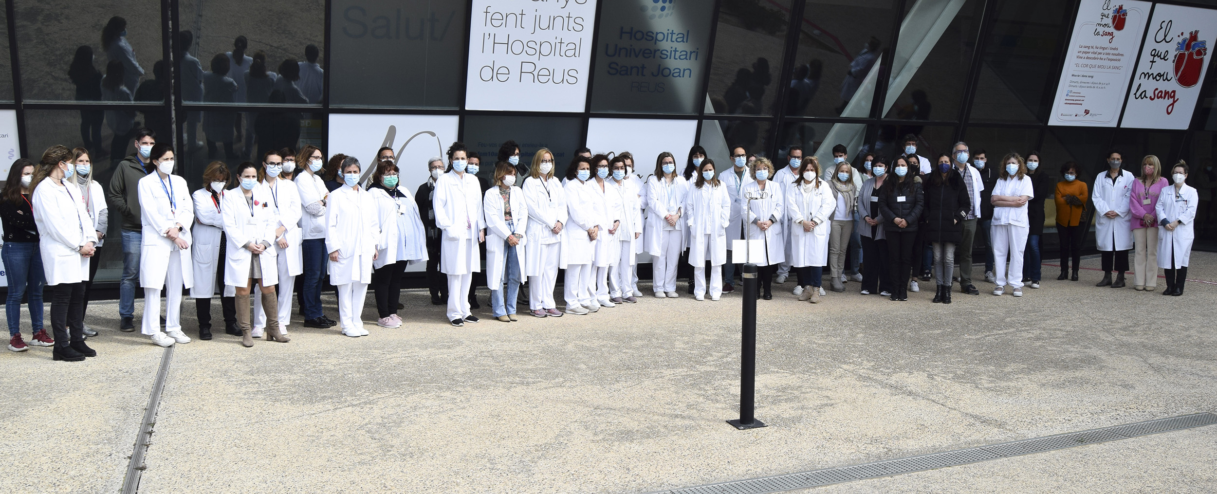 Minut de silenci de rebuig a la guerra a l'exterior de l'Hospital